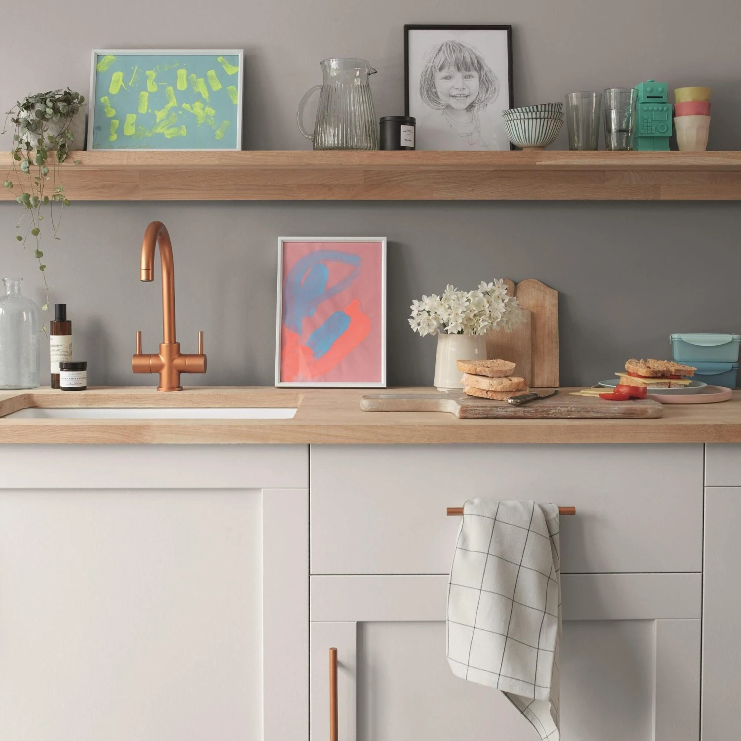 Dulux Weathershield Chic Shadow Satinwood Emulsion Paint, 750ml - Image 2