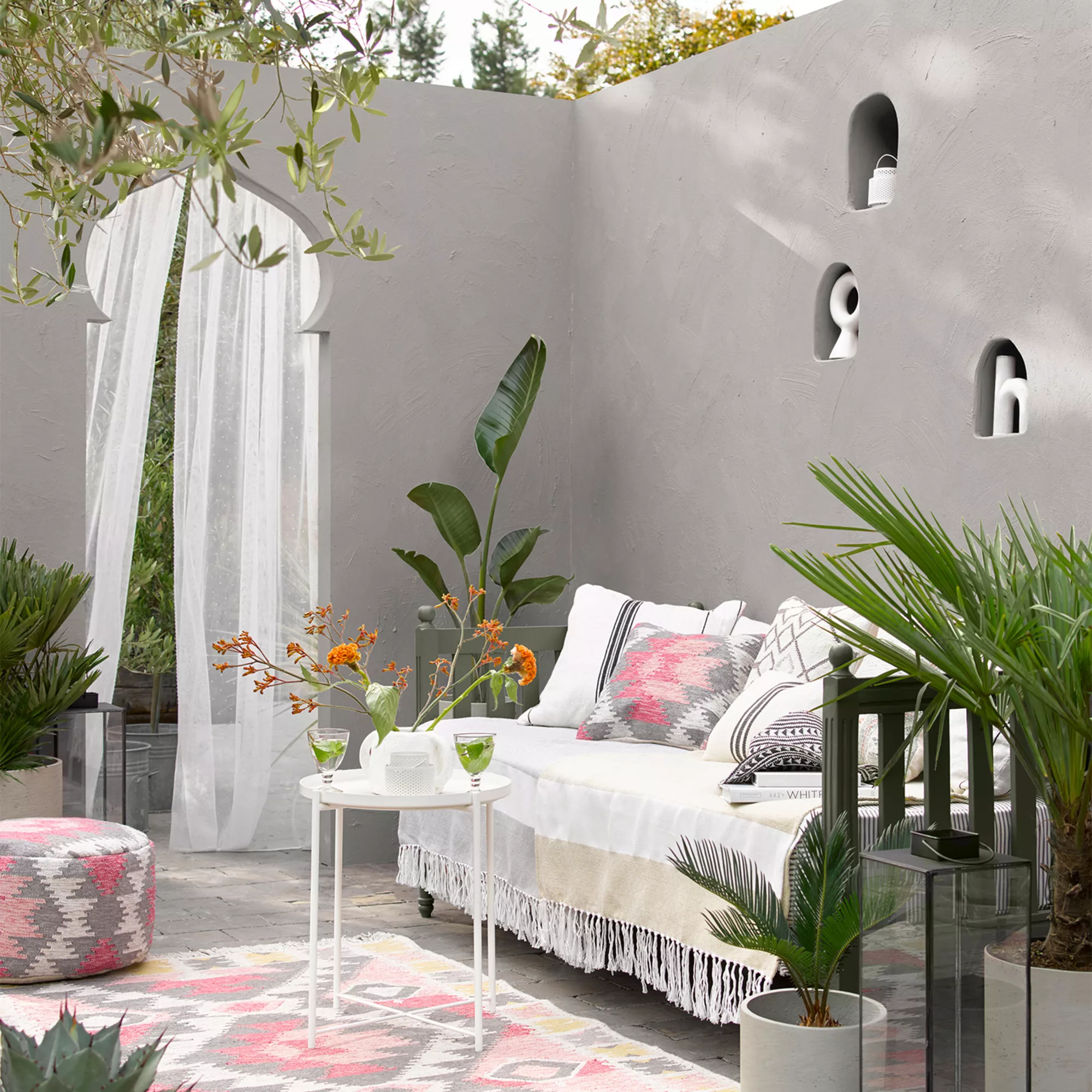 Sandtex Ultra Smooth Plymouth Grey Masonry Paint, 5L - Image 5